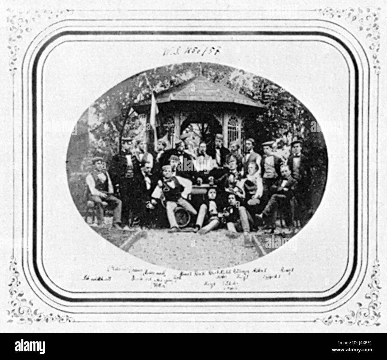 Questo titolo si riferisce probabilmente ad una vecchia fotografia di un fotografo sconosciuto che presenta un gruppo o associazione chiamato 'Die Landsmannschaft Schottland im SS' del 1857, con una tecnica di stampa su carta salata. Foto Stock