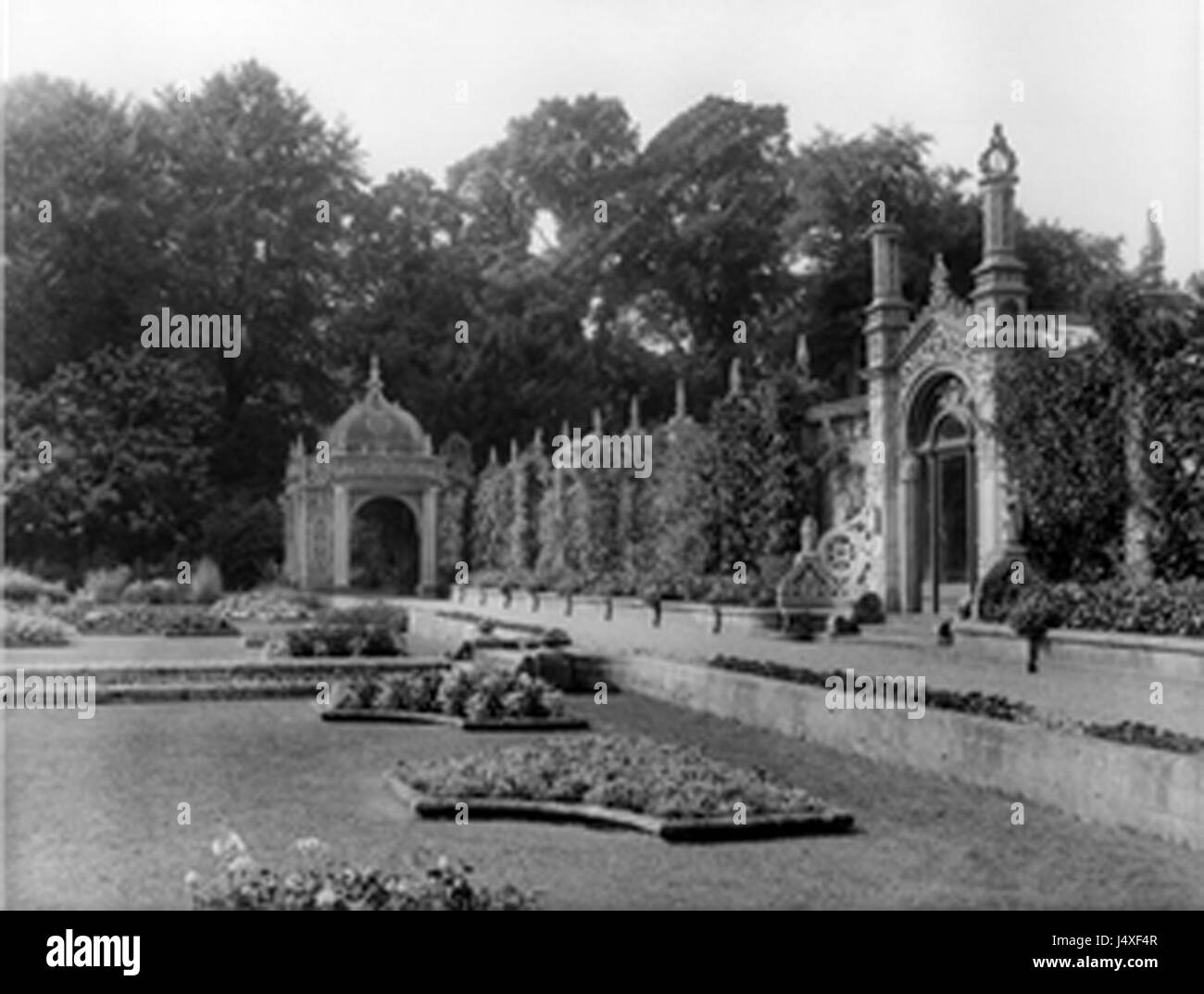 Questo si riferisce al Giardino Italiano di Westonbirt Arboretum, fondato nel 1905, che mostra lo stile del giardino europeo, con influenze italiane sulla disposizione delle piante e sul paesaggio. Foto Stock