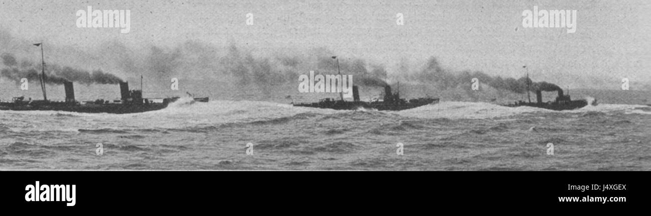 Torpedoboote in SEE si riferisce allo schieramento di torpediniere in mare, spesso legato alla storia navale e alla tecnologia militare. Le barche giocano un ruolo nella difesa marittima e sono una componente chiave nella guerra navale. Foto Stock