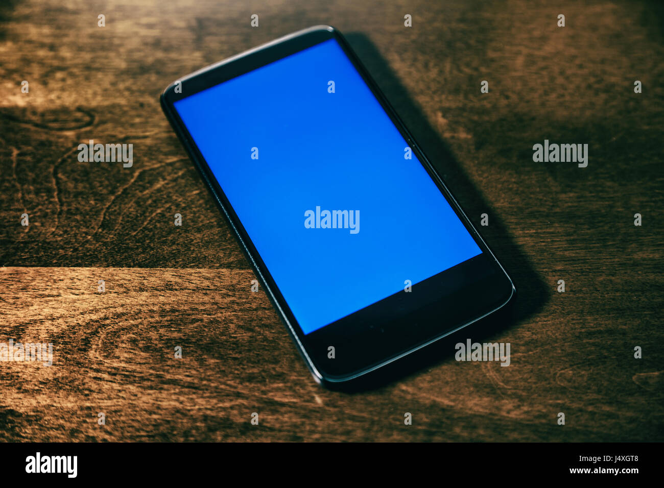 Mostra smartphone con schermo vuoto. business concetto di comunicazione. Foto Stock