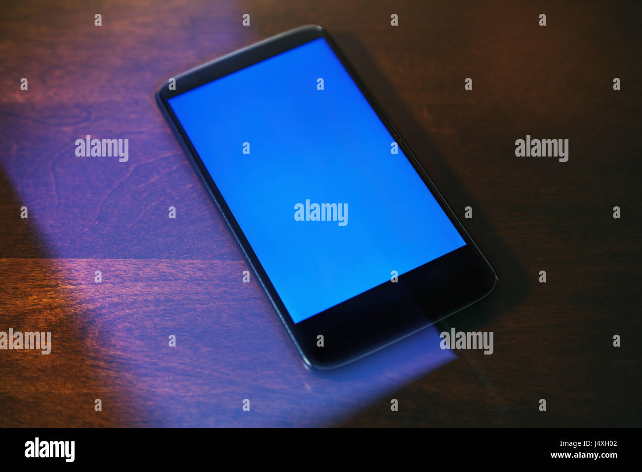 Mostra smartphone con schermo vuoto. business concetto di comunicazione. Foto Stock