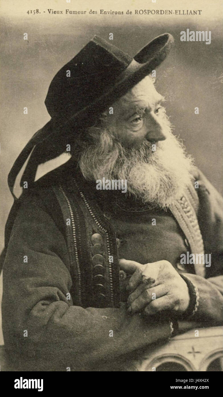 Vieux fumeur des dintorni de Rosporden Elliant Foto Stock