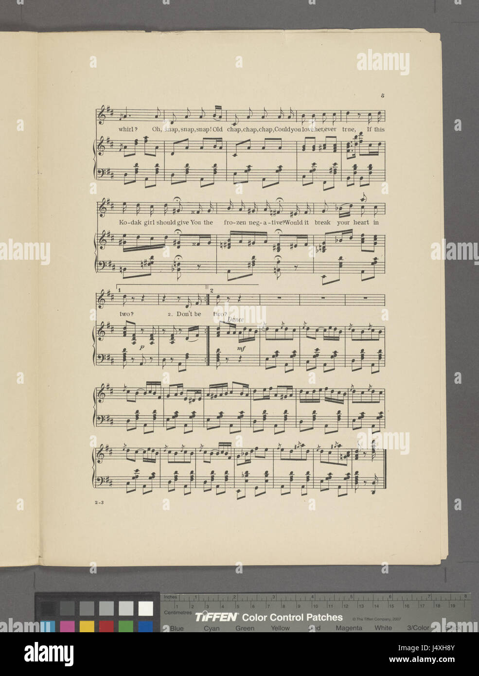 La Kodak girl si riferisce probabilmente a una pubblicità o immagine popolare che presenta un modello femminile utilizzato nelle campagne di marketing di Kodak, evidenziando l'impatto culturale del marchio durante il XX secolo. Foto Stock