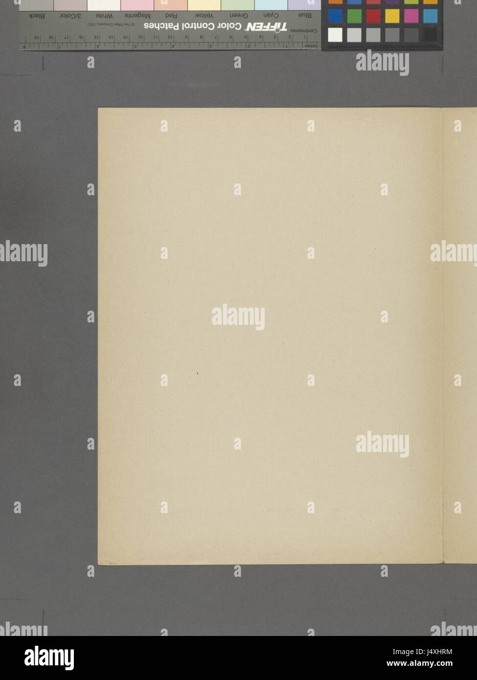 "Mentre suonavano le campane del convento" è un'immagine suggestiva dagli archivi della New York Public Library, che raffigura un momento di riverenza o cerimonia all'interno di un convento. L'opera d'arte cattura l'atmosfera sacra mentre le campane annunciano un evento religioso, offrendo uno sguardo sulla vita del convento e sui suoi rituali. Foto Stock