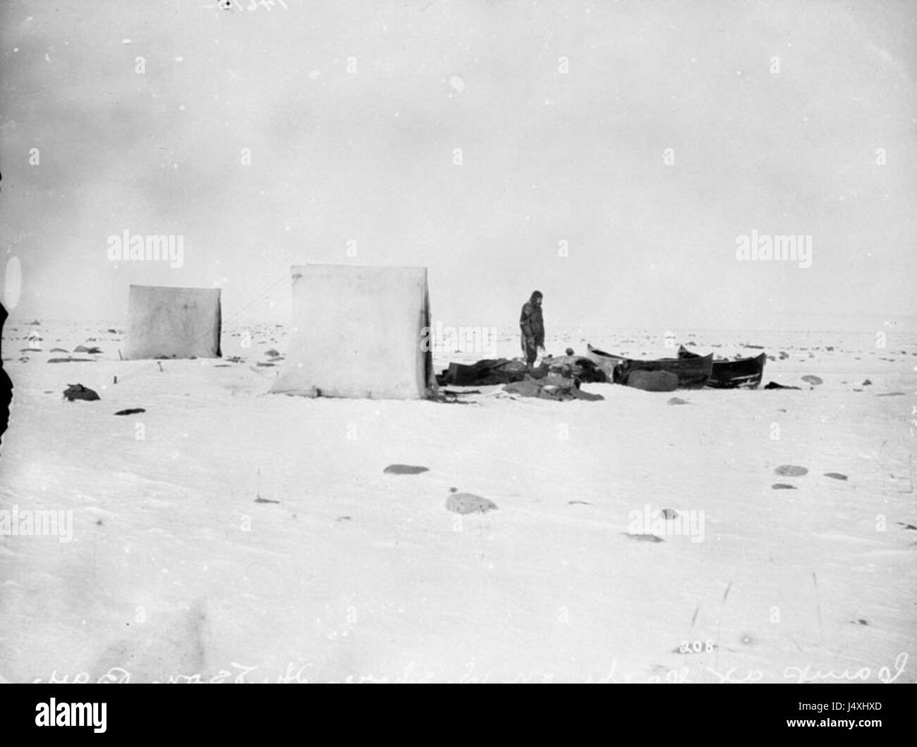 "Campement en Baie Hudson" di Tyrrell del 1893 raffigura un campo nella regione della Baia di Hudson. Il dipinto cattura l'aspra natura selvaggia e la vita nella frontiera canadese, mostrando le sfide e la bellezza di questa remota area durante il XIX secolo. Foto Stock