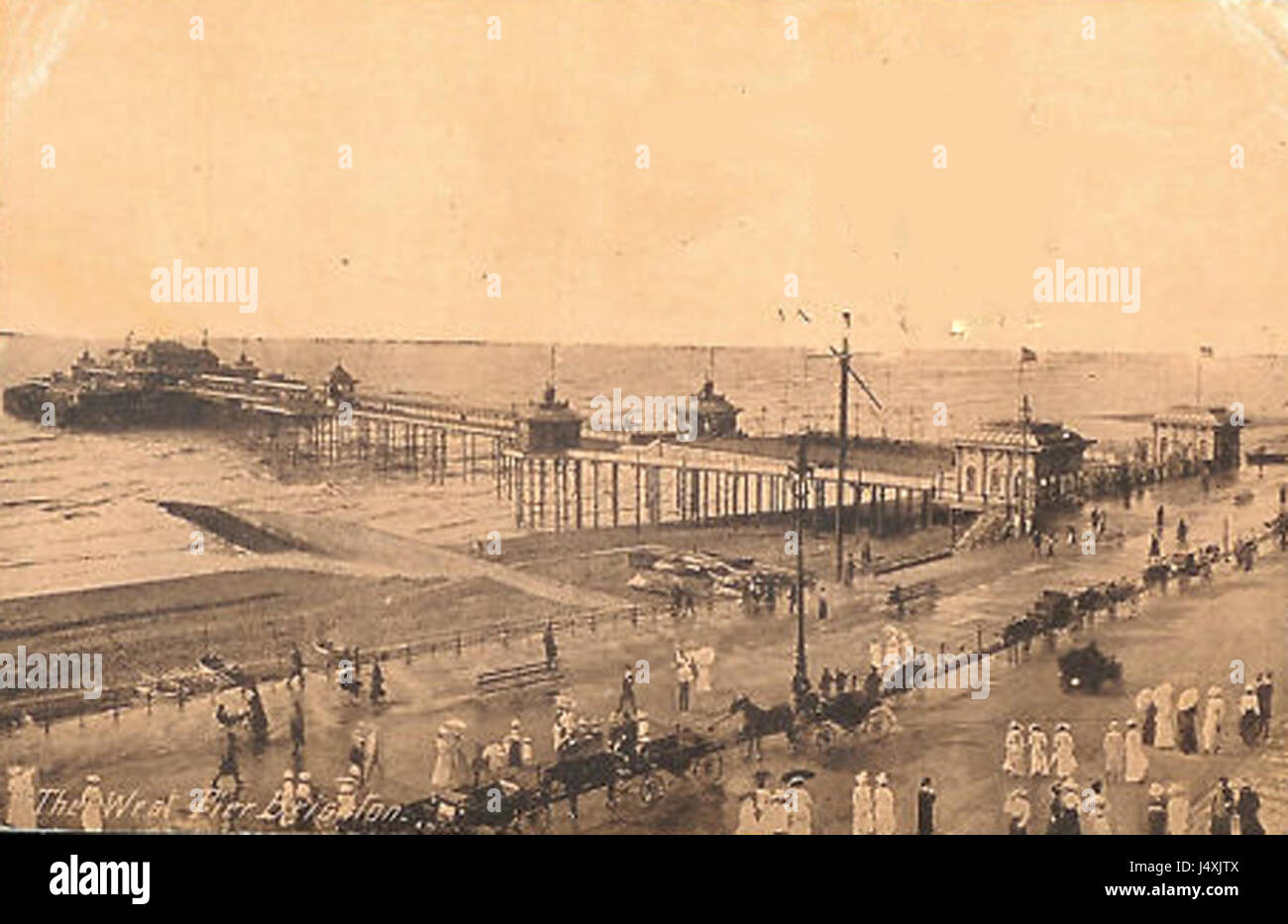 Il West Pier, una struttura storica situata a Brighton, in Inghilterra, fu aperto nel 1866 e divenne un'attrazione popolare. In origine era un molo di piacere, ma è caduto in rovina nel tempo. Conosciuta per il suo design architettonico, una volta era sede di varie attività ricreative. Oggi, i resti del molo sono un simbolo della grandezza passata della città. Foto Stock
