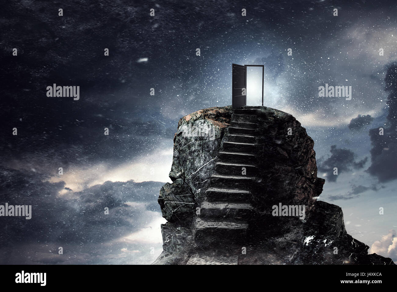 Una scalinata di pietra in salita e porta sulla sommità di esso. I supporti misti Foto Stock