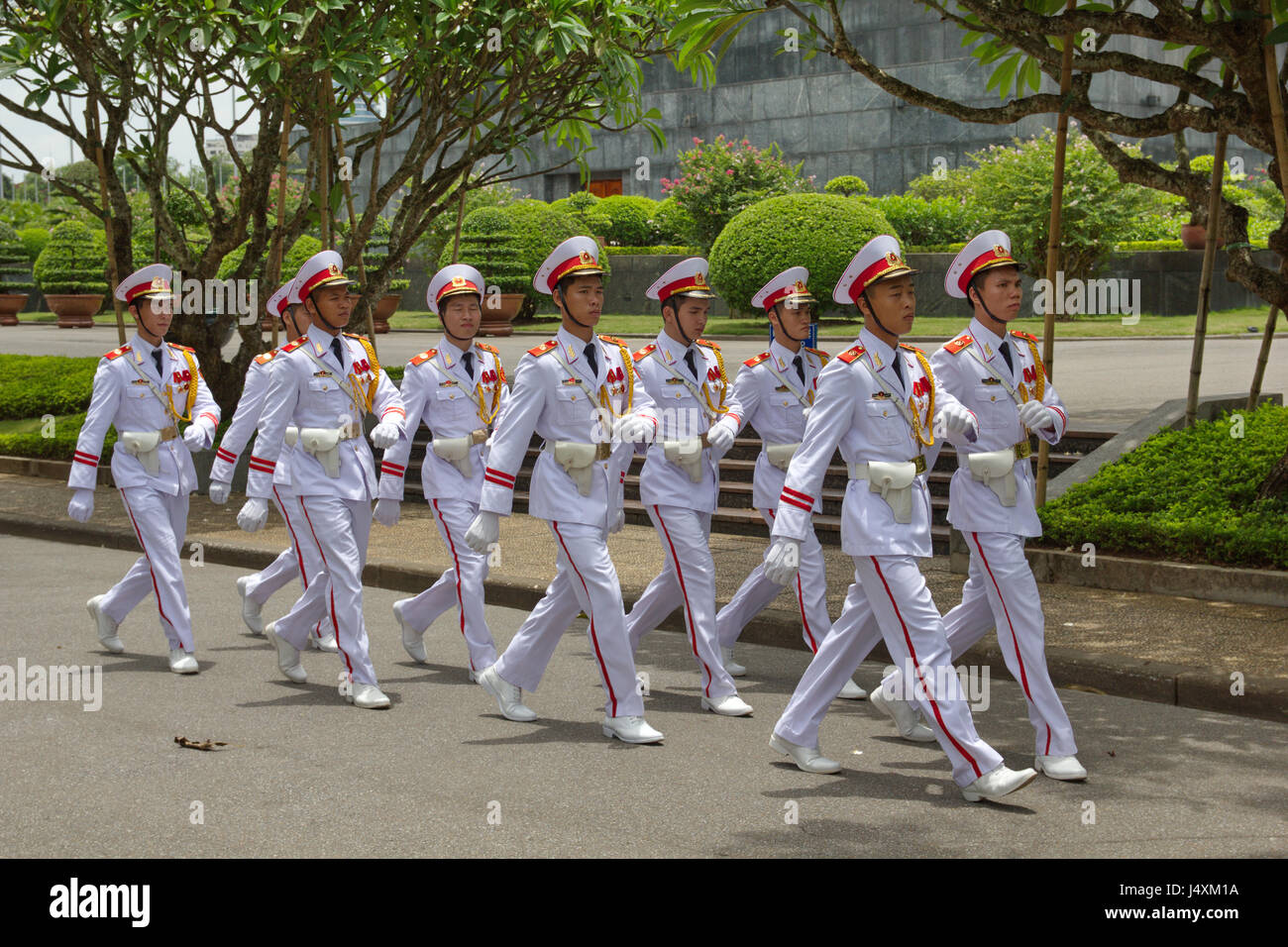 Una squadra di guardie marching presso il Mausoleo di Ho Chi Minh, Hanoi, Vietnam Foto Stock