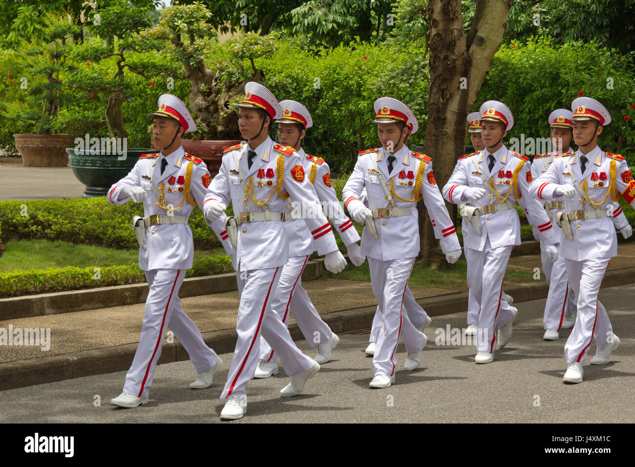 Una squadra di guardie marching presso il Mausoleo di Ho Chi Minh, Hanoi, Vietnam Foto Stock