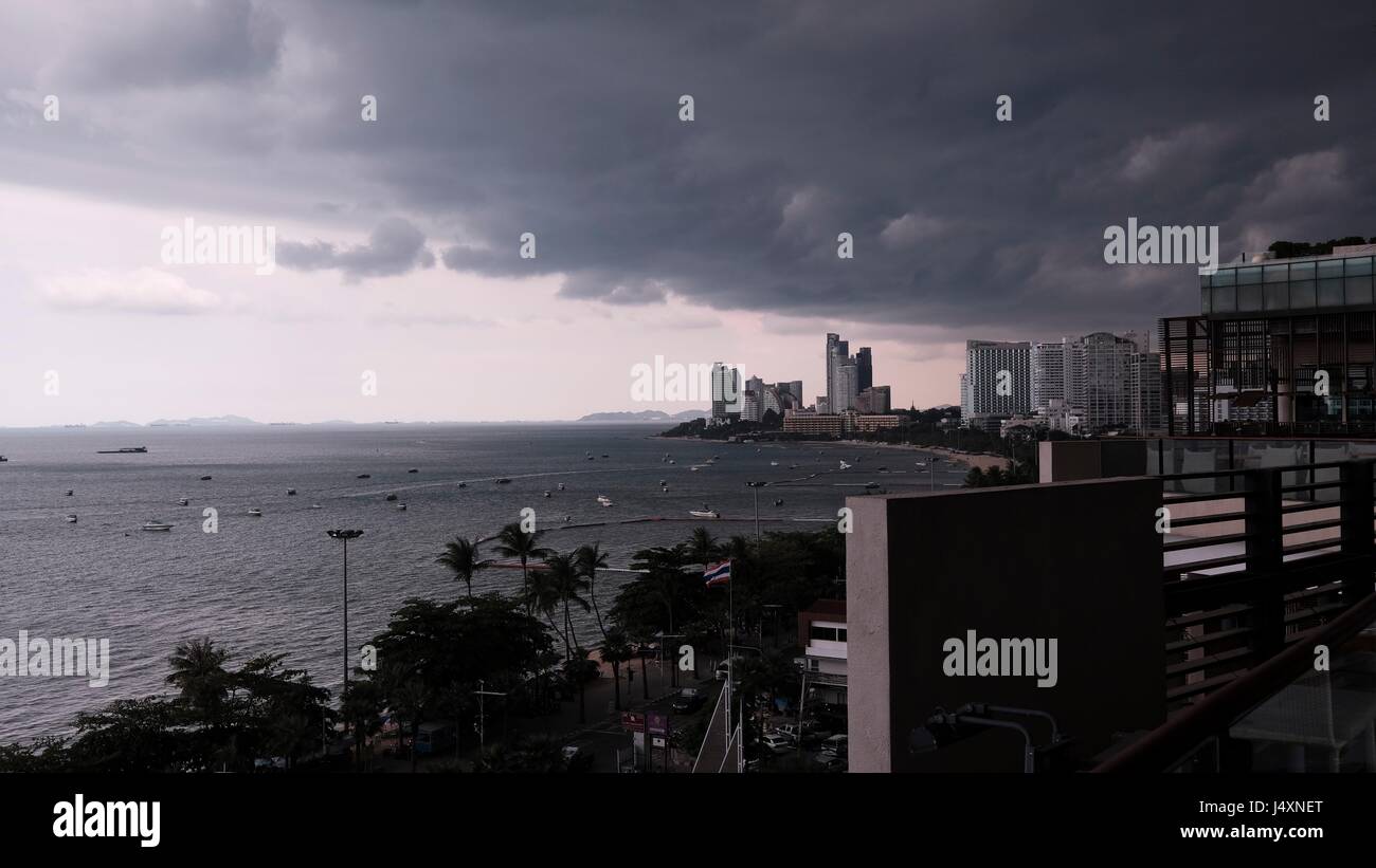 Avviso meteo stagione piovosa tumultuosi nuvole scure sono venuta a Pattaya Thailandia Asia Foto Stock