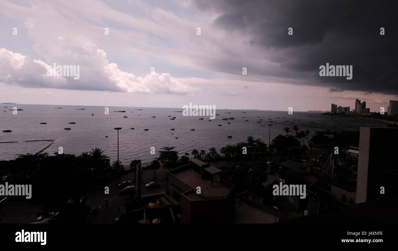 Clima tropicale attenzione durante la stagione delle piogge tumultuose nuvole scure sono venuta a Pattaya Thailandia Asia Foto Stock