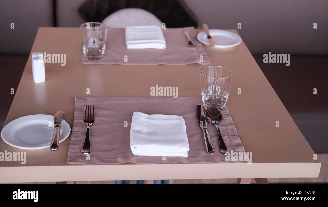 Ristorante il corretto le impostazioni di una tavola per un pranzo raffinato Foto Stock