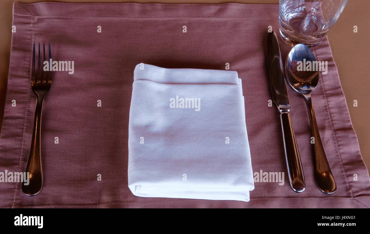 Ristorante il corretto le impostazioni di una tavola per un pranzo raffinato Foto Stock