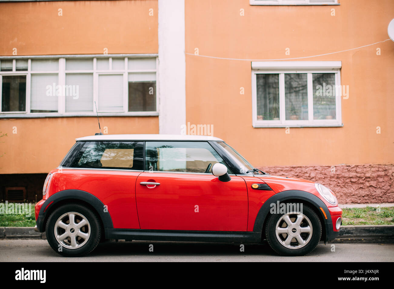 Gomel, Bielorussia - Aprile 14, 2017: Colore rosso auto Mini Cooper parcheggiato sulla strada vicino a casa residenziale Foto Stock