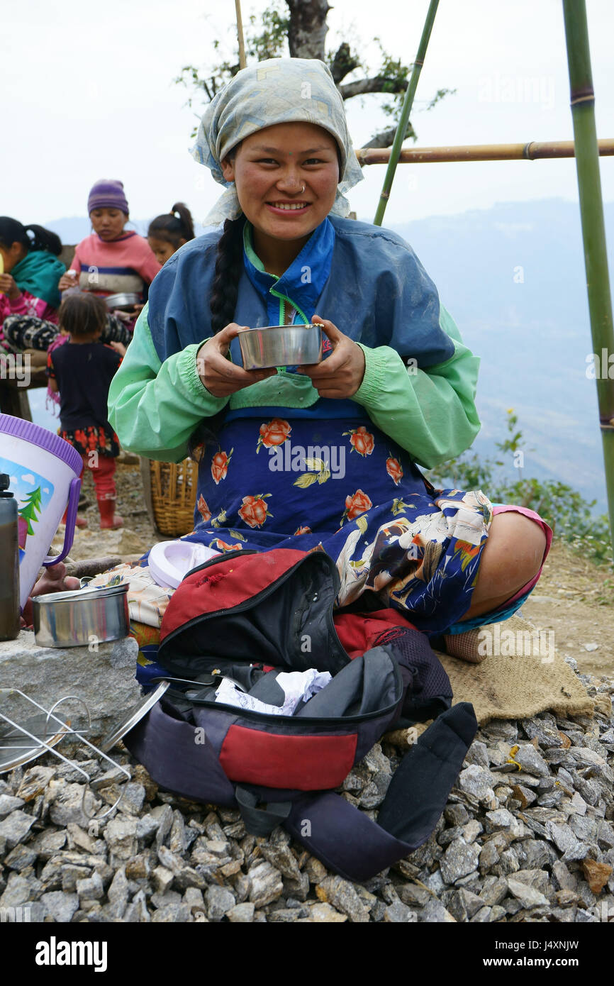 Le donne aventi la pausa pranzo da frantumazione di rocce con un martello per la costruzione di strade, di Yuksam, Sikkim, Indiia Foto Stock