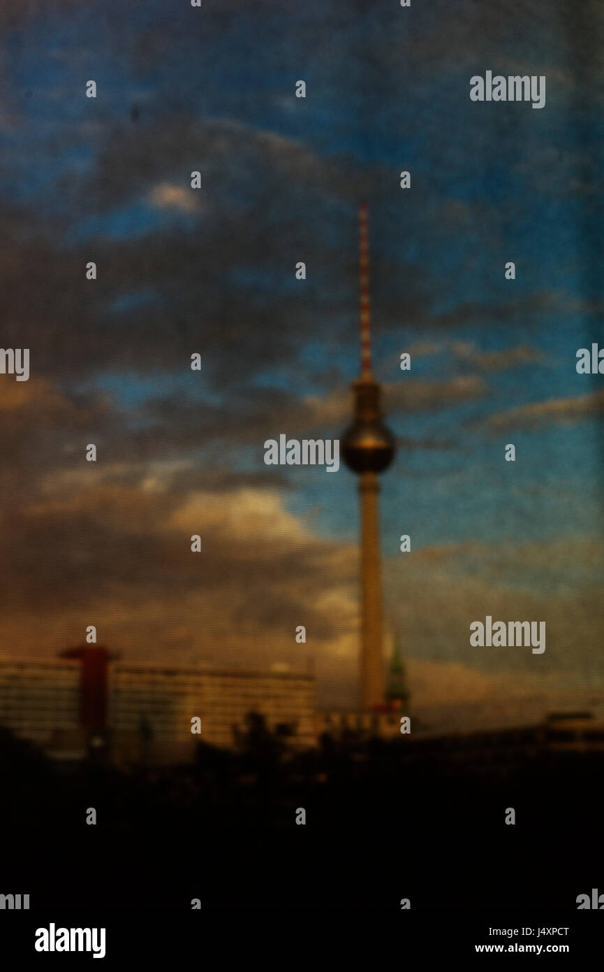 Vista la Fernsehturm, una torre della televisione nel centro di Berlino a Alexander Platz. Costruito tra il 1965 e il 1969 la torre è un punto di riferimento di Berlino. Foto Stock