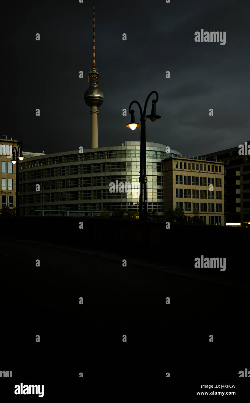 Vista la Fernsehturm, una torre della televisione nel centro di Berlino a Alexander Platz. Costruito tra il 1965 e il 1969 la torre è un punto di riferimento di Berlino. Foto Stock