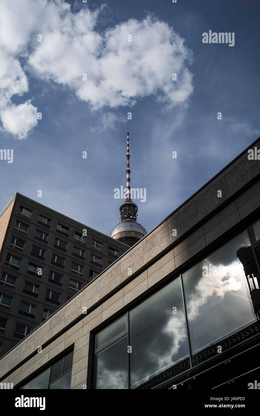 Vista la Fernsehturm, una torre della televisione nel centro di Berlino a Alexander Platz. Costruito tra il 1965 e il 1969 la torre è un punto di riferimento di Berlino. Foto Stock
