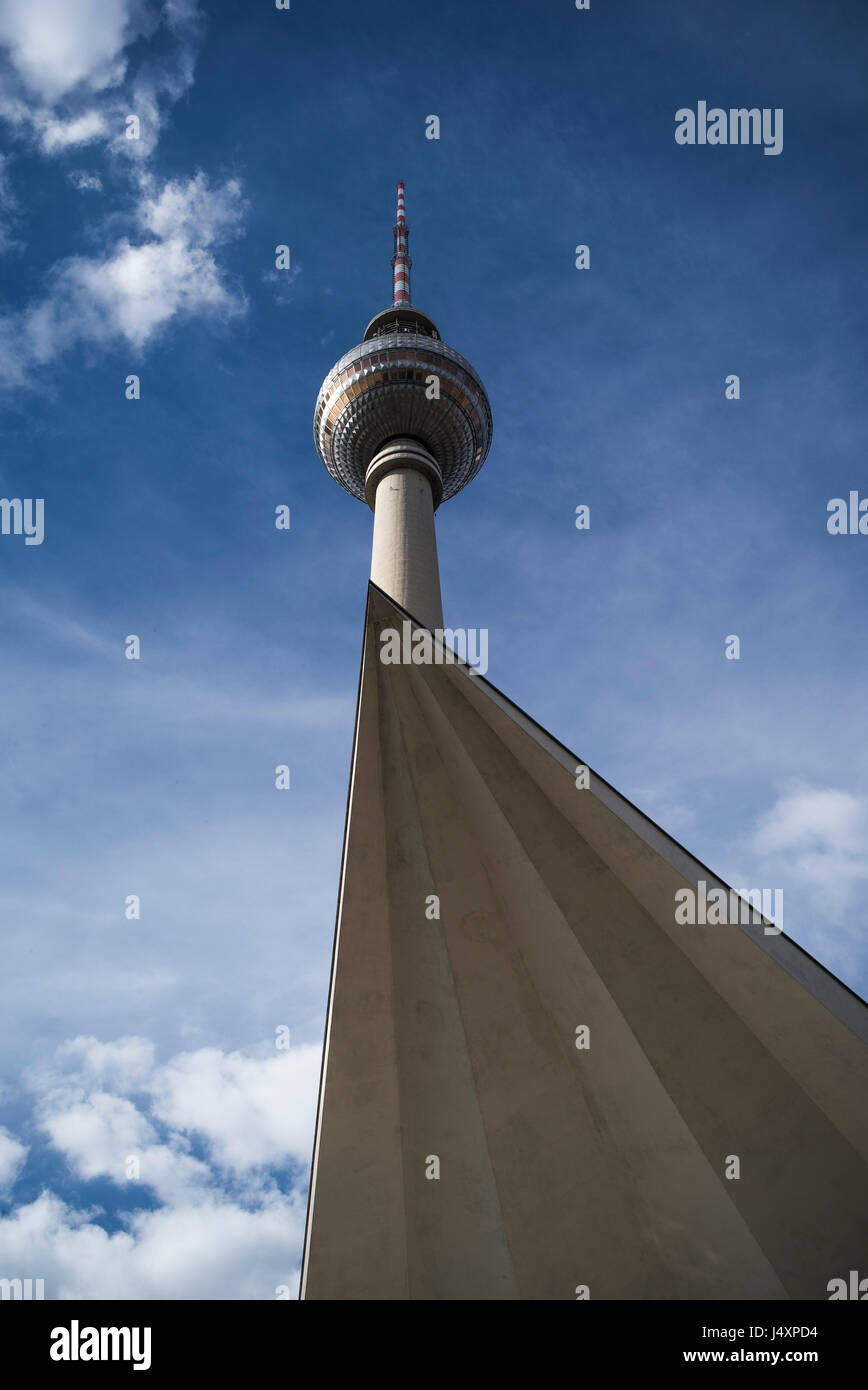 Vista la Fernsehturm, una torre della televisione nel centro di Berlino a Alexander Platz. Costruito tra il 1965 e il 1969 la torre è un punto di riferimento di Berlino. Foto Stock