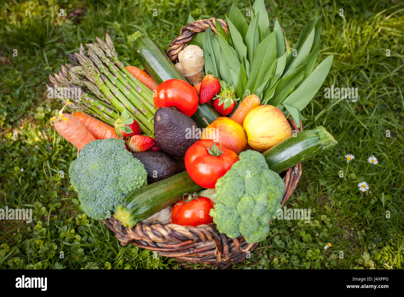 Miscela fresca verdura Basked sullo sfondo del giardino Foto Stock