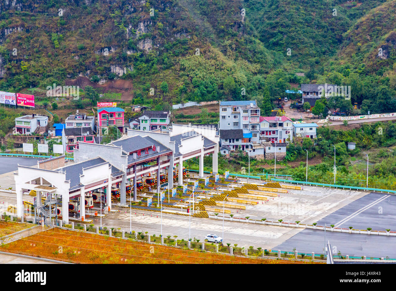 Guizhou, Cina. Avvicinando Zhenyuan stazione di riscossione del pedaggio autostradale. Foto Stock