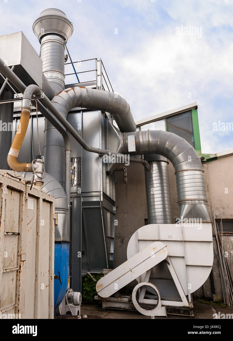 Stabilimento industriale di aria sistema di filtrazione. Tubi, serbatoio e camino. Foto Stock