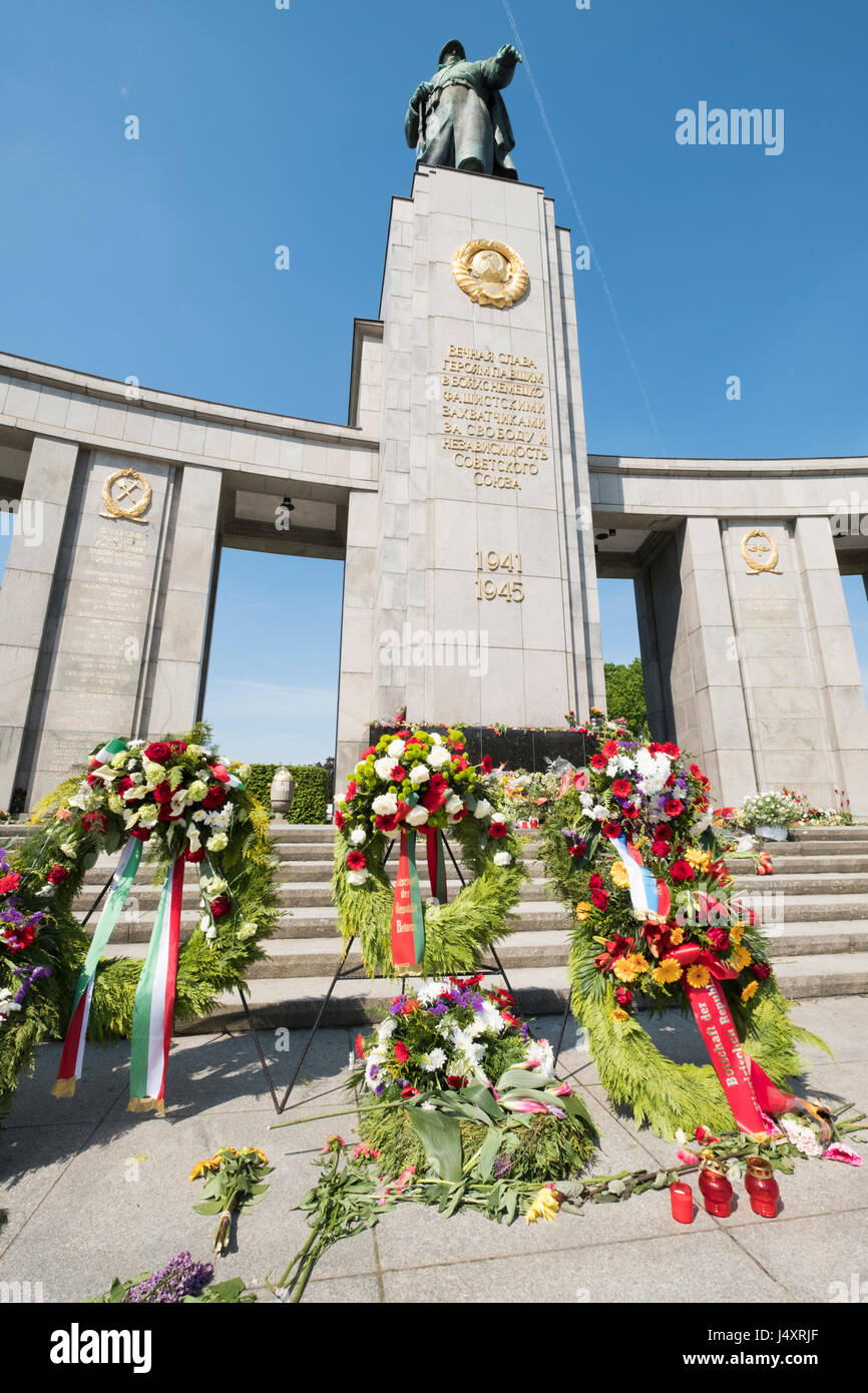 Memoriale Sovietico nel Tiergarten con fiori per giorno ve, Berlino, Germania Foto Stock