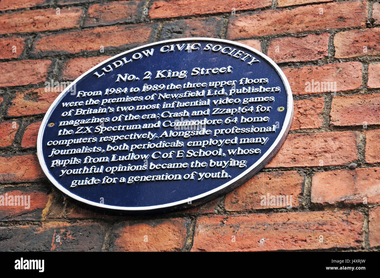 Round lapide commemorativa Newsfield Ltd., editori di Crash e Zzap!64. Ludlow. Foto Stock