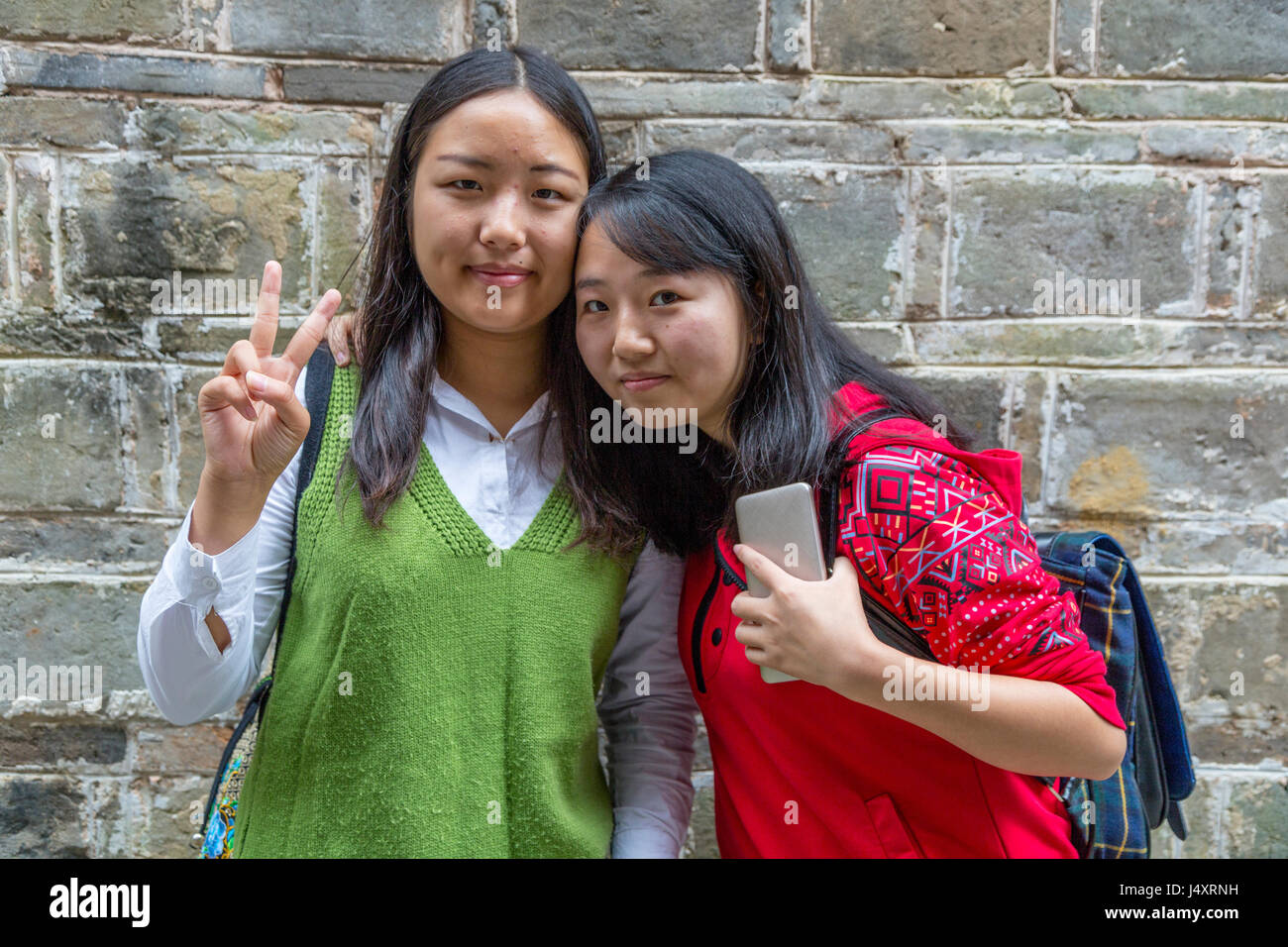 Zhenyuan, Guizhou, Cina. Due giovani donne che posano per una foto. Foto Stock
