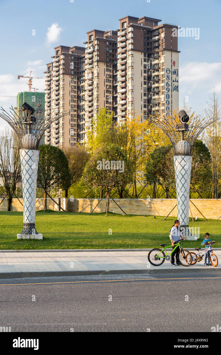 Guiyang, Cina. Padre, Figlio e alti edifici di appartamenti. Foto Stock