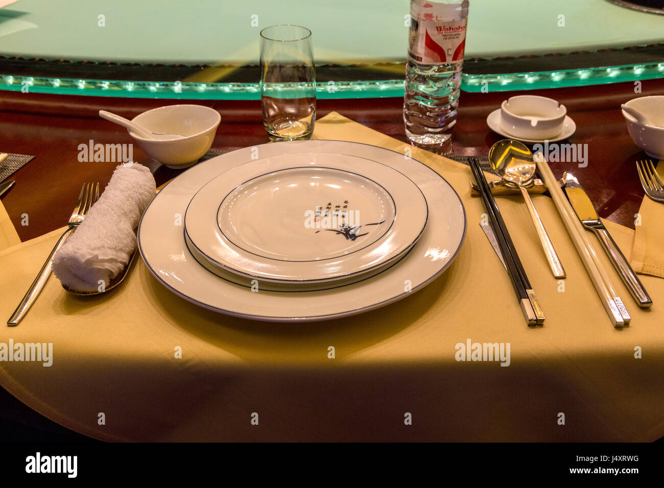 Cina. Tabella cinese posto Impostazione con bacchette. Lazy Susan (rotante serve table) in background. Foto Stock