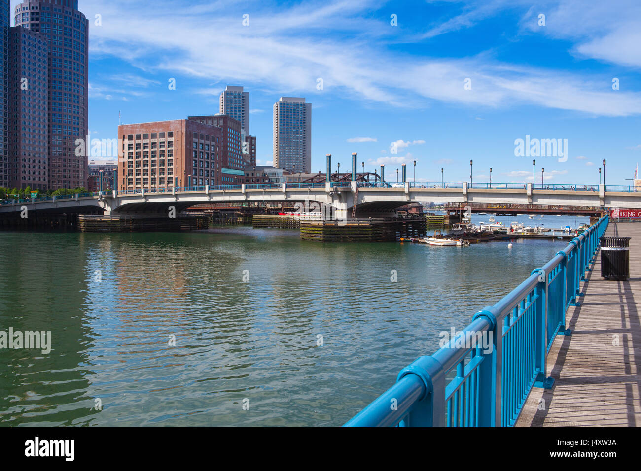 Boston, Massachsetts, Stati Uniti d'America - 2 Luglio 2, 2016: skyline di Boston e il Seaport boulevard bridge. Foto Stock