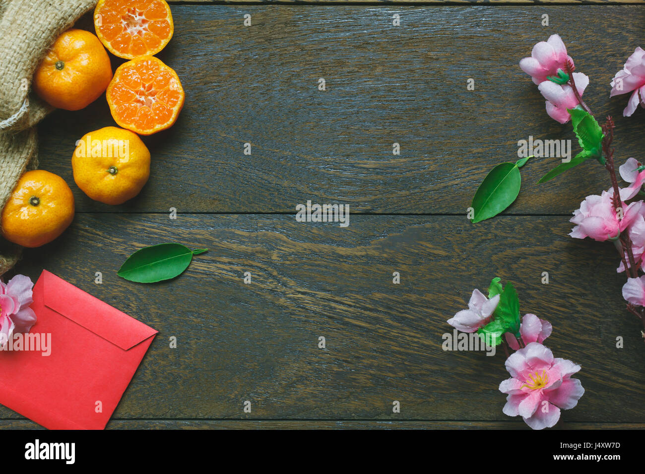 Top Visualizza accessori per il nuovo anno cinese decorazioni festival.orange affettato,foglie,sacco,pacchetto rosso,prugna Fiore sul tavolo in legno con sfondo spazio copia. Foto Stock