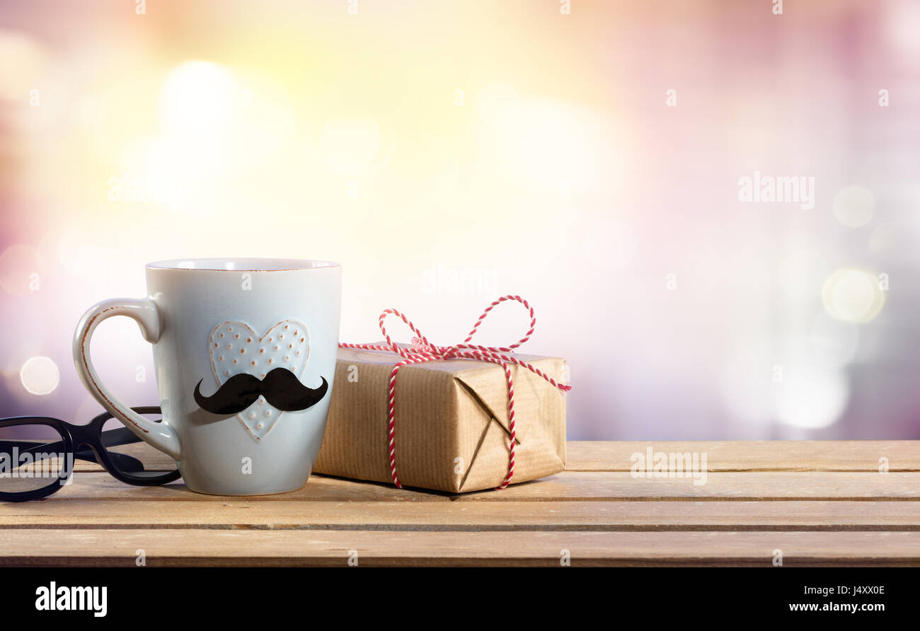 Un regalo per i padri giorno - dono con bicchieri e tazze di caffè sul tavolo Foto Stock