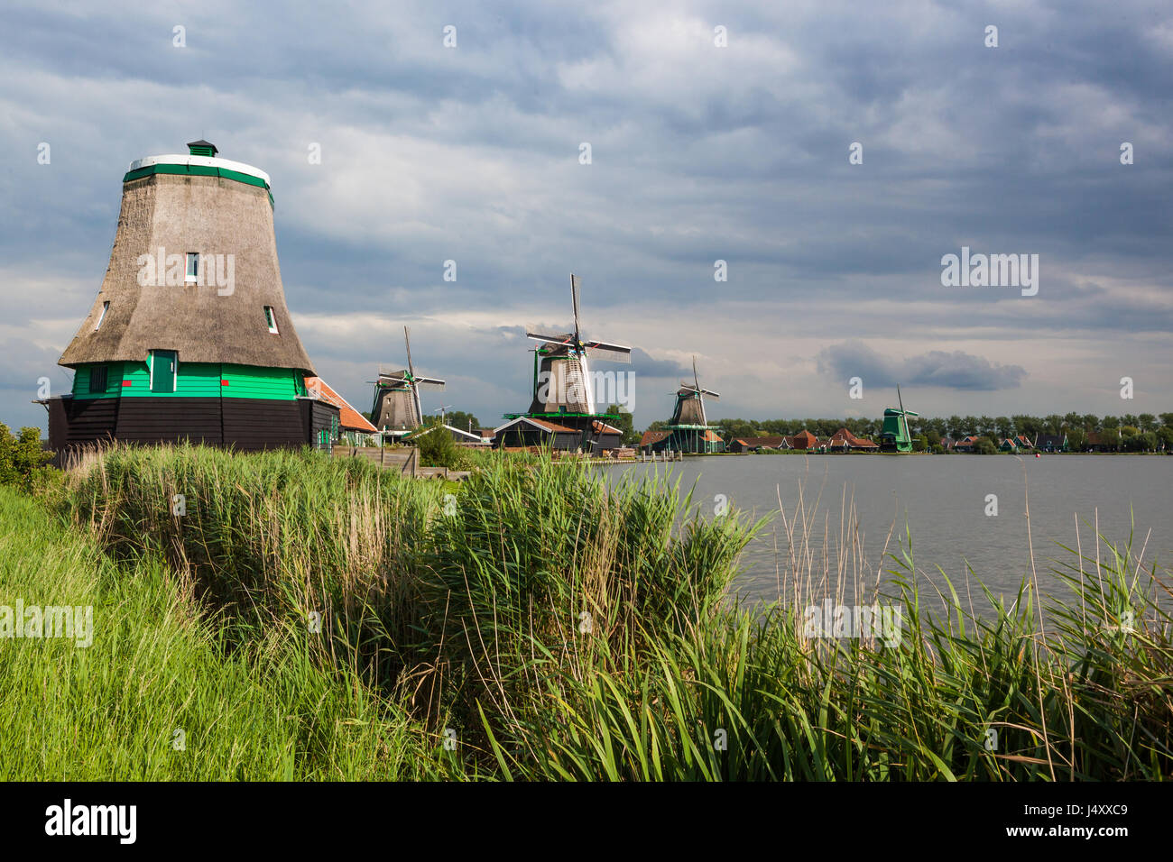 Numerosi mulini a vento la linea del litorale in Olanda Foto Stock