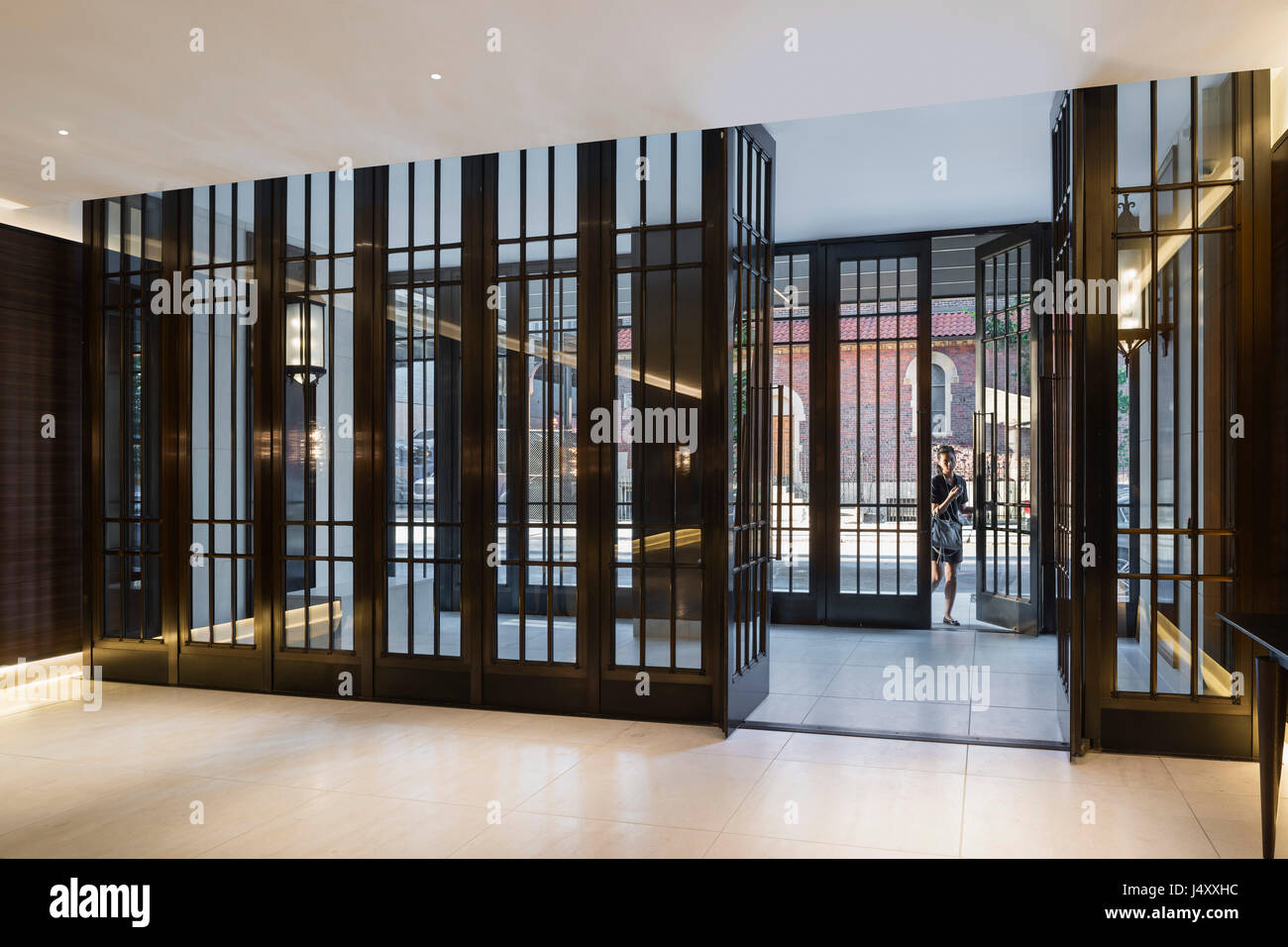 Vista interna della lobby principale e la porta di entrata. 500 West 21st Street, New York, Stati Uniti. Architetto: Kohn Pedersen Fox Associates (KPF), 2015. Foto Stock