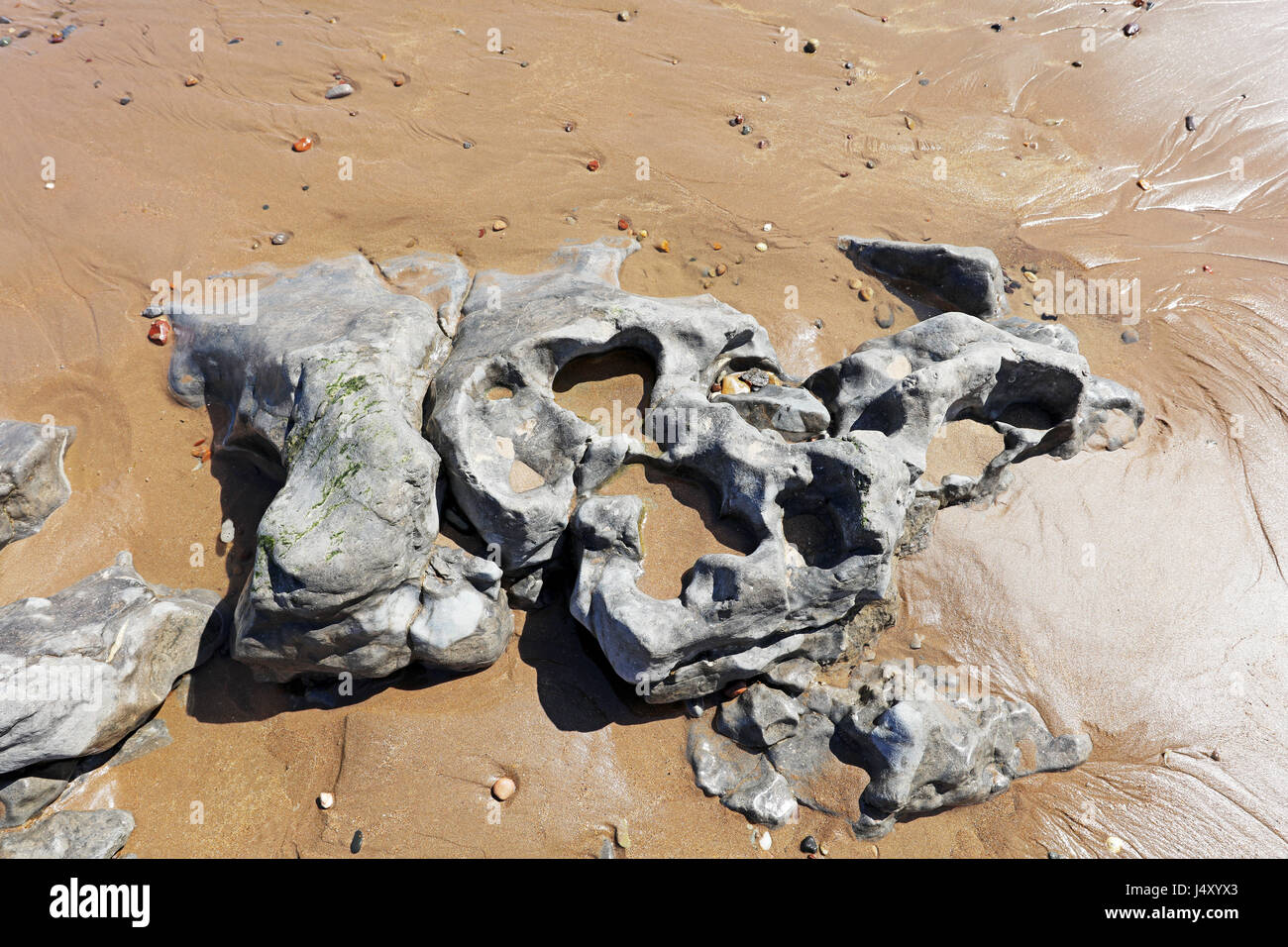 Rocce sulla spiaggia Cocklawburn. Scremerston , Northumberland . Foto Stock