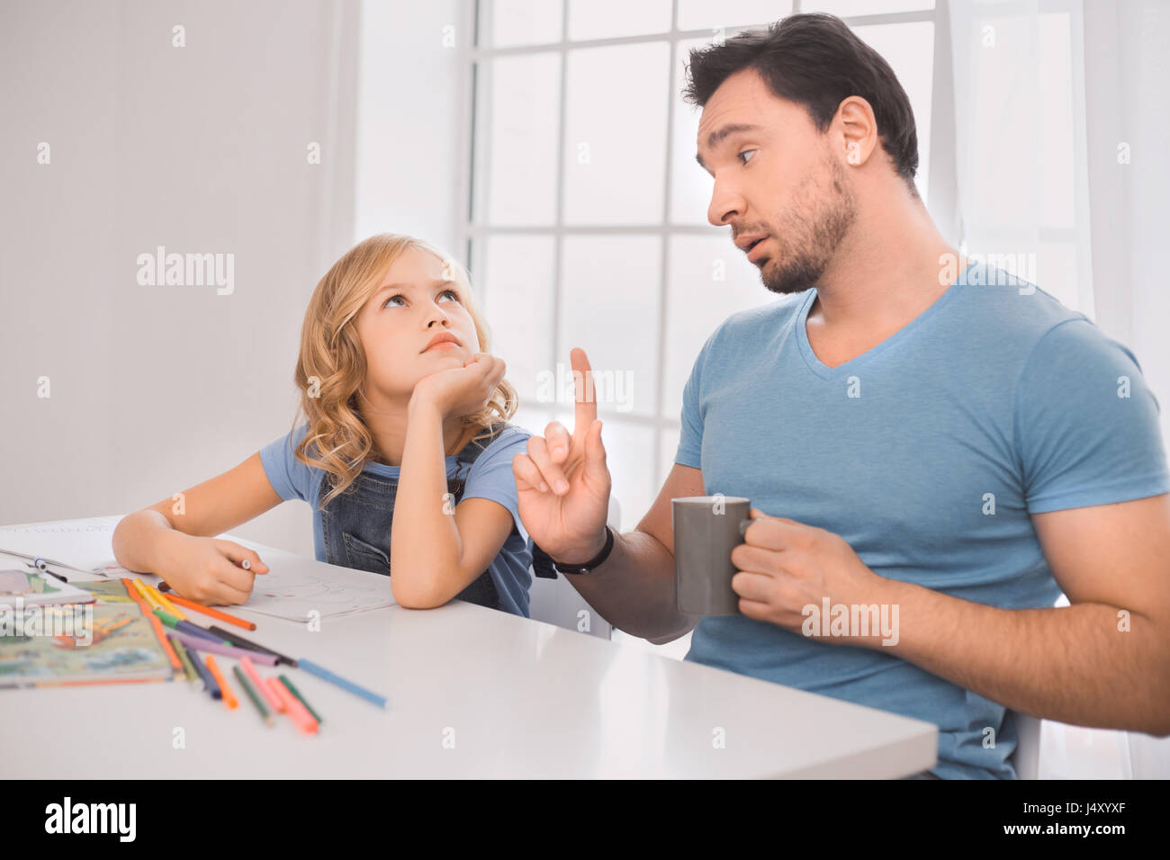 Giovane uomo padre disegno con capretto allo sviluppo della creatività Foto Stock