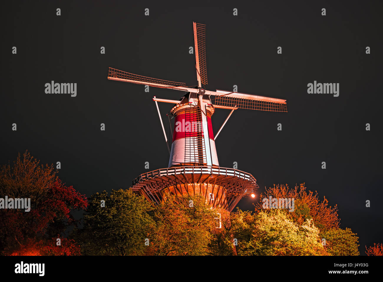 Vista notturna di vecchio mulino a vento olandese, Leiden, Paesi Bassi, l'Europa. Mulino illuminato di notte. Foto Stock