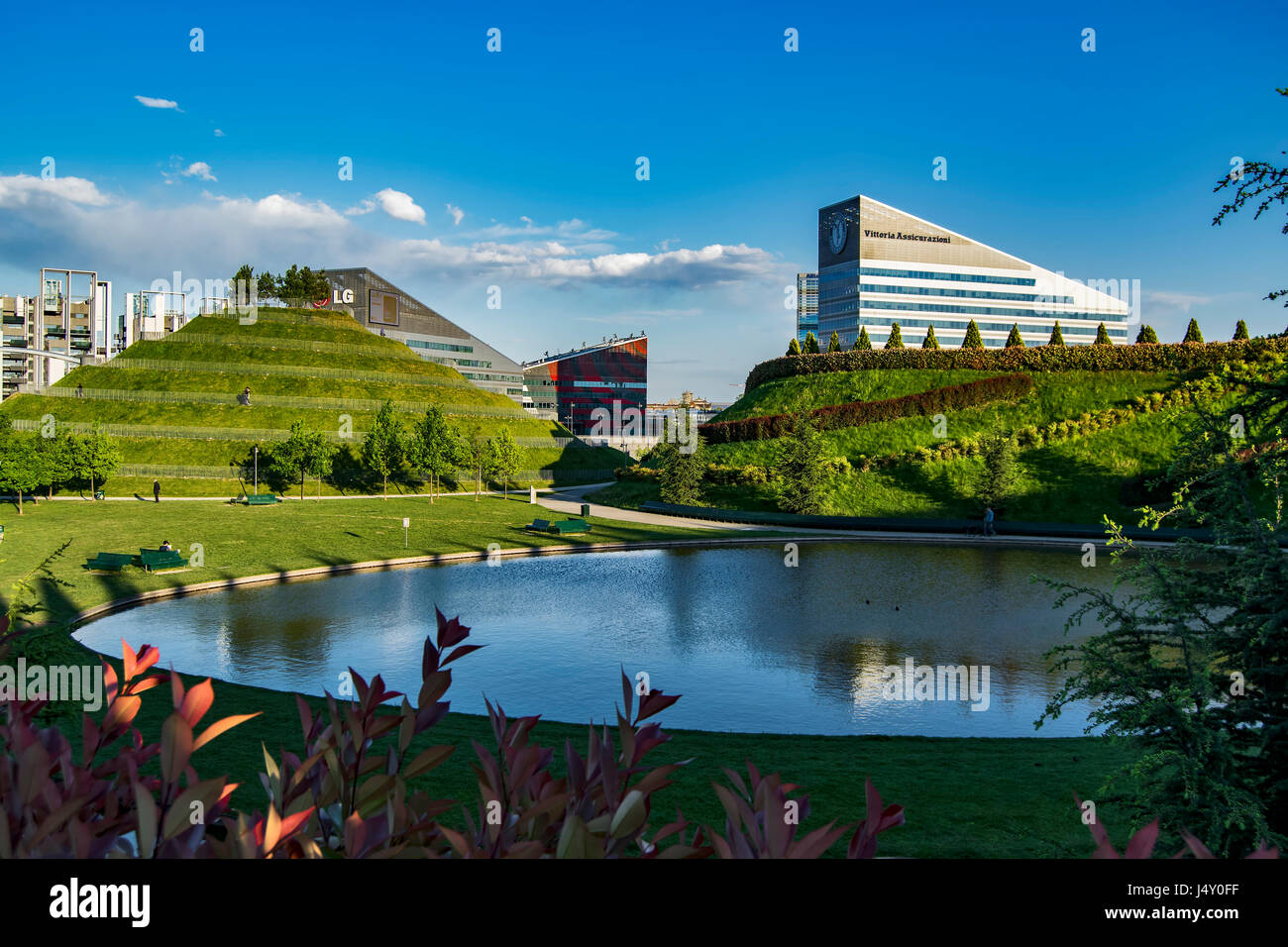 Una vista sul parco portello nella città di Milano, con moderni edifici sullo sfondo Foto Stock