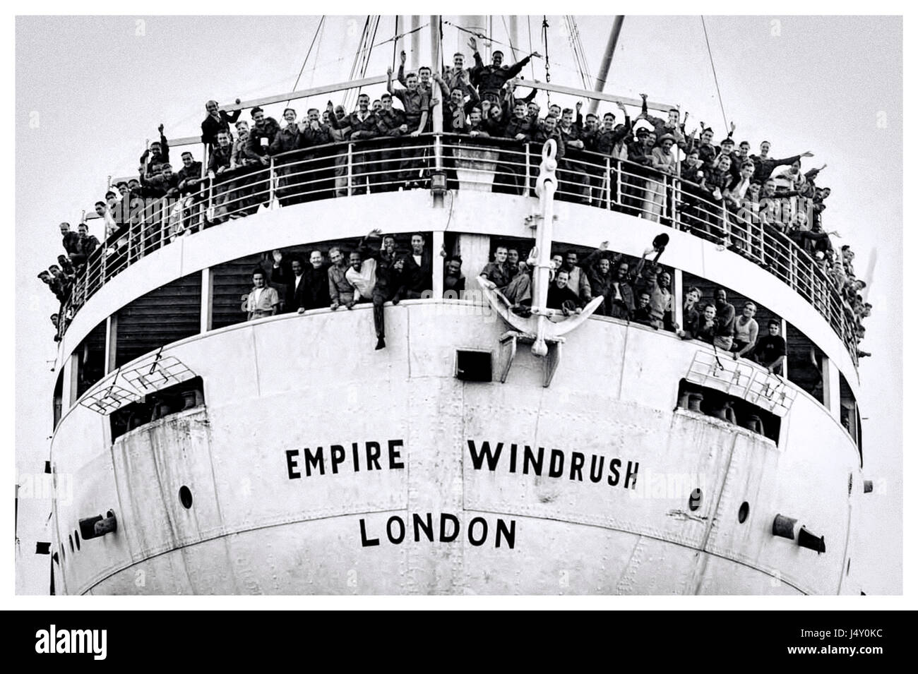 Empire Windrush impaccata con West Indian immigrati in arrivo al Porto di Tilbury sul Fiume Tamigi il 22 giugno 1948. Questo evento viene spesso citato come inizio del dopoguerra del boom dell'immigrazione che è stato quello di cambiare la società britannica per sempre. Il British Nationality Act 1948 ha dato la cittadinanza britannica a tutte le persone che vivono in paesi del Commonwealth con pieni diritti di entrata e di insediamento in Gran Bretagna. Foto Stock