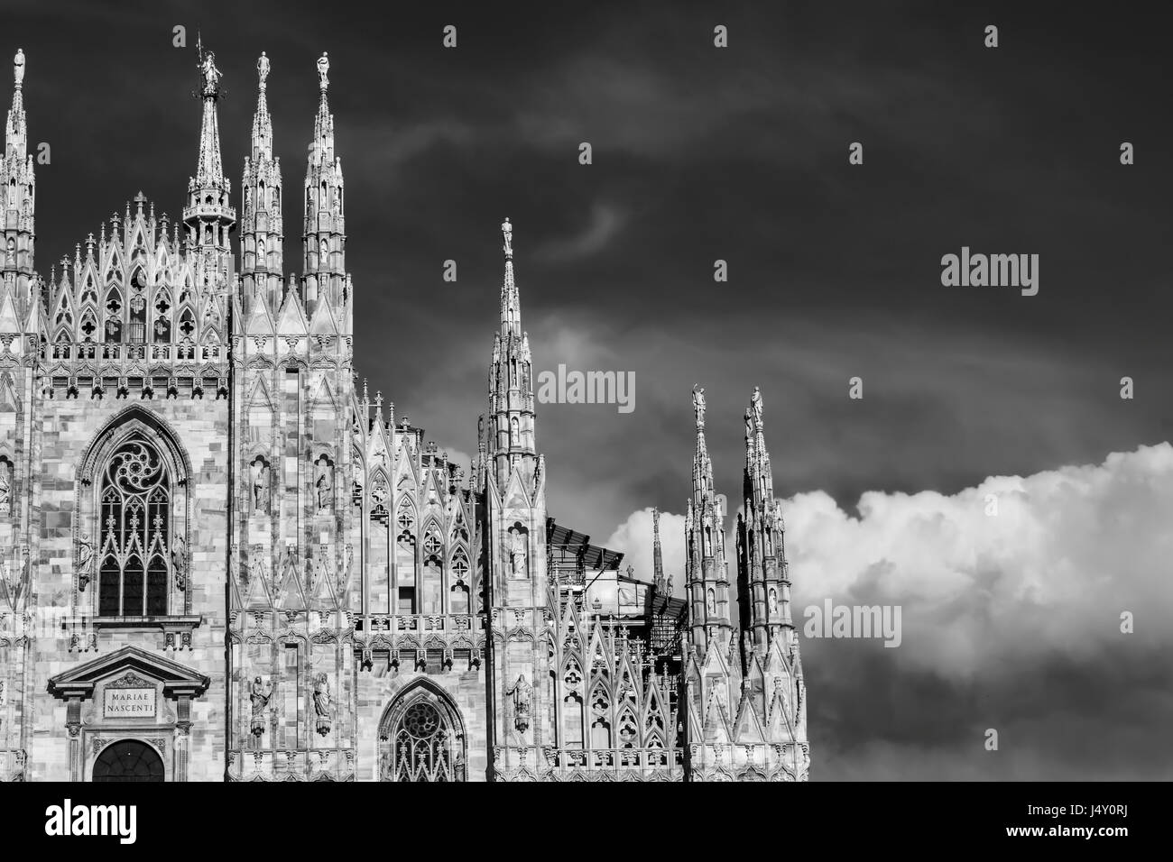 Una vista del Duomo di Milano (Duomo) facede, con un cielo nuvoloso su sfondo (versione in bianco e nero) Foto Stock Una vista del Duomo di Milano (Duomo) facede, con un cielo nuvoloso su sfondo (versione in bianco e nero) Foto Stock