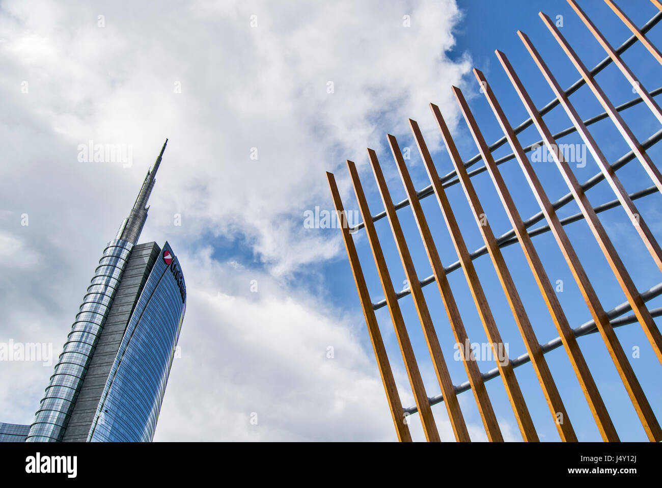 Una vista dal di sotto della torre di unicredit sulla sinistra e sulla destra, una porzione di una nuova costruzione vicino a loro, a Milano centro Foto Stock