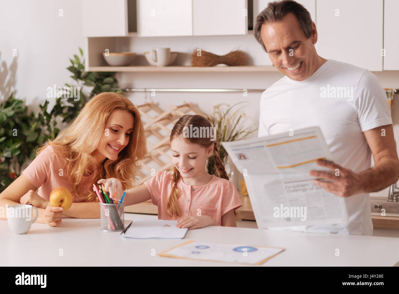 Famiglia Felice godendo di routine mattutina a casa Foto Stock