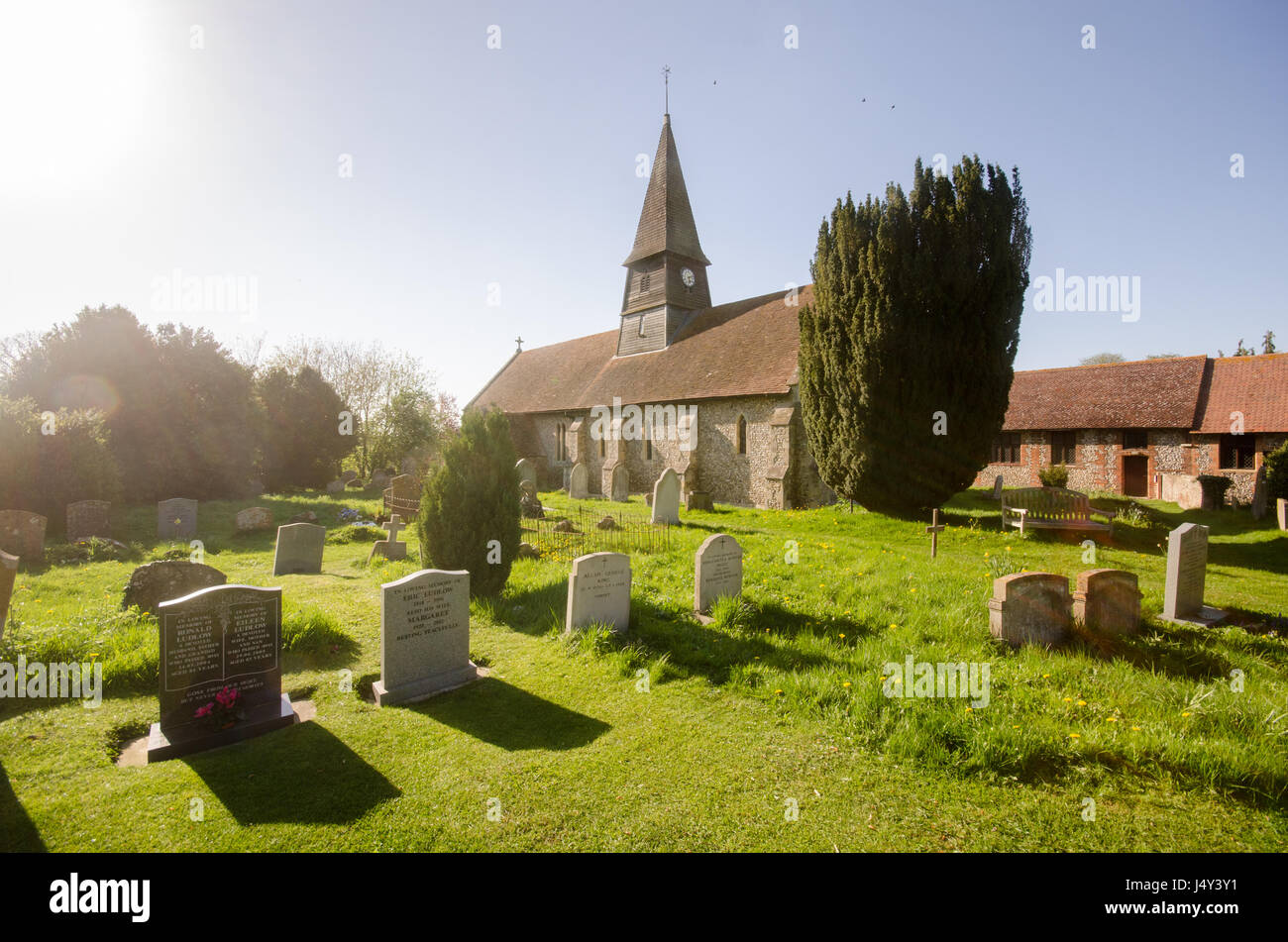 Thame, England, Regno Unito - 18 Aprile 2015: sole primaverile sulla Chiesa, la guglia e il cimitero della Chiesa di St Mary Sydenham, vicino Thame, Oxfordshire. Foto Stock