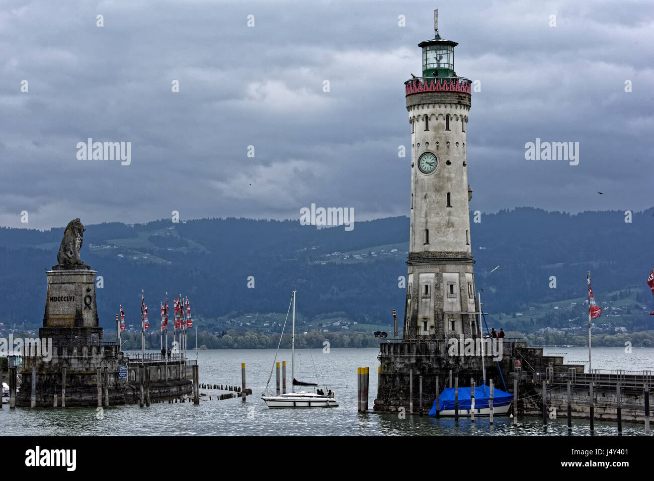 Bayerische Löwen und weiße Leuchtturm im Lindau,Bayern am Bodensee Foto Stock