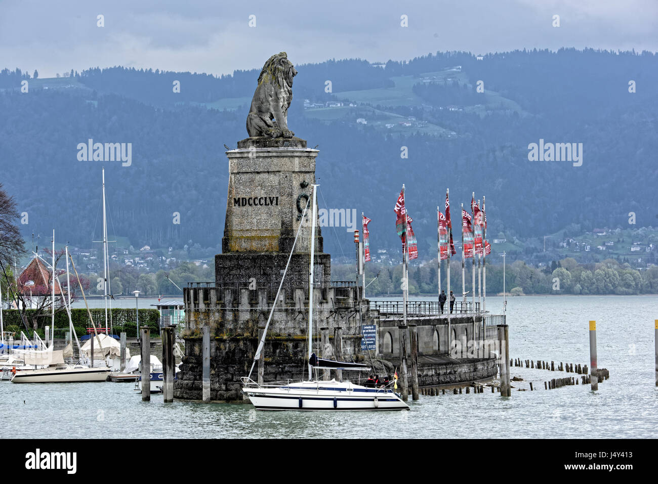 Bayerische Löwen und weiße Leuchtturm im Lindau,Bayern am Bodensee Foto Stock