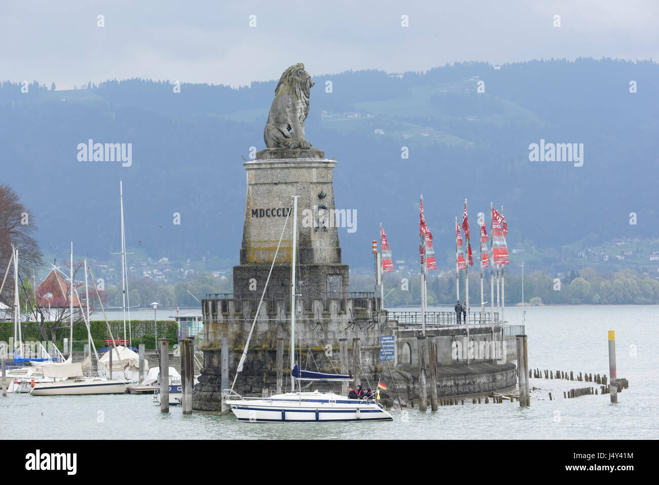 Bayerische Löwen und weiße Leuchtturm im Lindau,Bayern am Bodensee Foto Stock