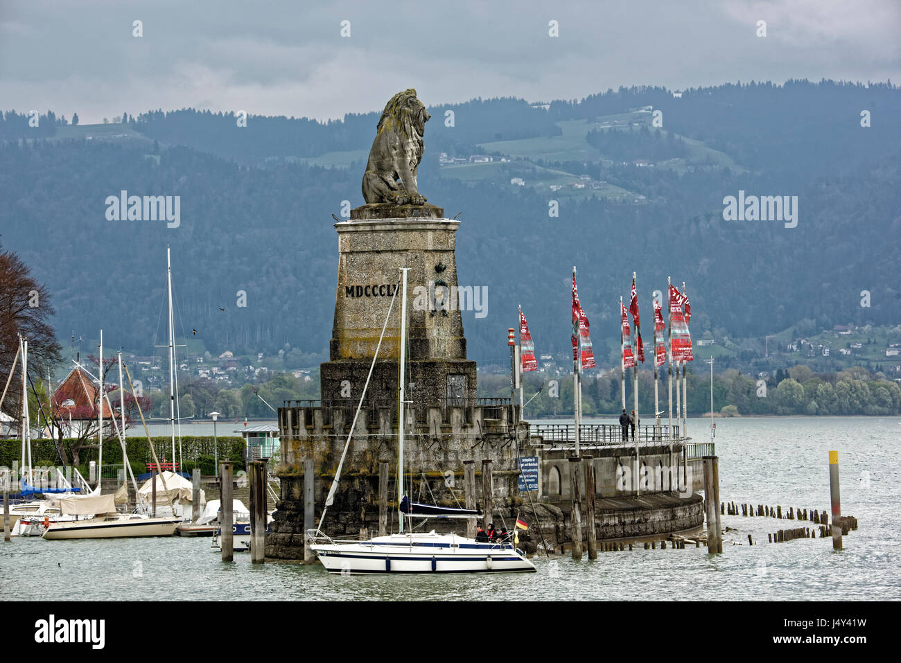 Bayerische Löwen und weiße Leuchtturm im Lindau,Bayern am Bodensee Foto Stock