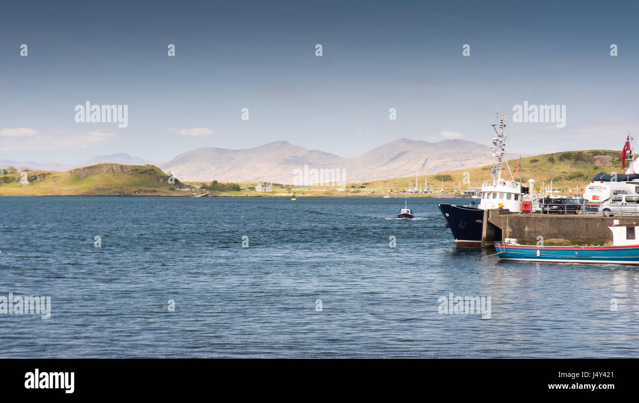 Guardando attraverso Oban Bay per l'Isola di Kerrera e le montagne distanti dell'Isle of Mull da Oban nel west Highlands della Scozia. Foto Stock